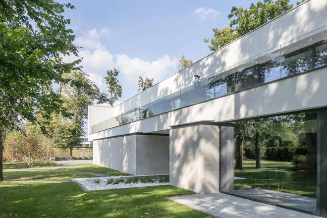 易游体育LONG HOUSE：狭长地块上确当代美学之居(图5)